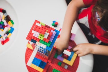 Milano, İtalya lego tuğla ile çocuk çalış