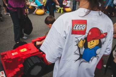 ayrıntılı bir t-shirt lego Köyü Milano, İtalya