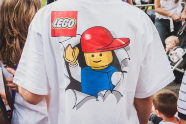 ayrıntılı bir t-shirt lego Köyü Milano, İtalya