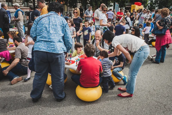 Children play with Lego bricks in Milan, Italy — Stock Photo, Image