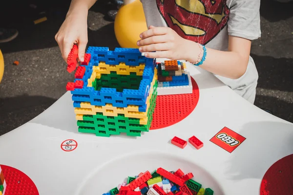 Child plays with Lego bricks in Milan, Italy — Stock Photo, Image