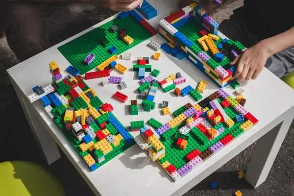 Children play with Lego bricks in Milan, Italy — Stock Photo, Image