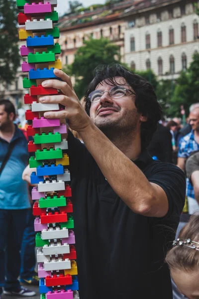 Pai brinca com tijolos de Lego em Milão, Itália — Fotografia de Stock