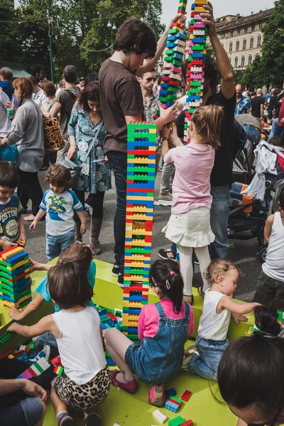 孩子们玩用乐高积木在米兰，意大利 — 图库照片