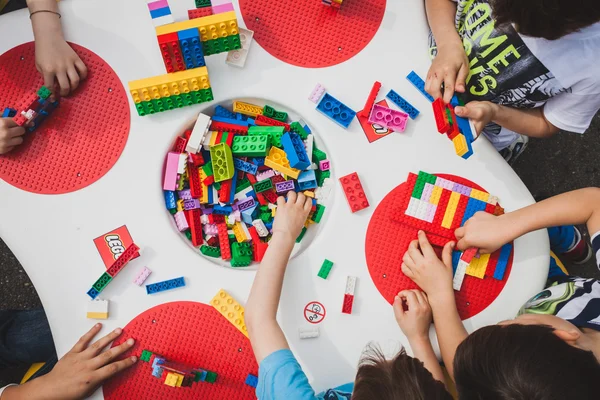 Crianças brincam com tijolos de Lego em Milão, Itália — Fotografia de Stock