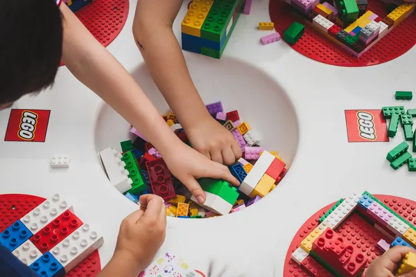 Los niños juegan con ladrillos de Lego en Milán, Italia —  Fotos de Stock