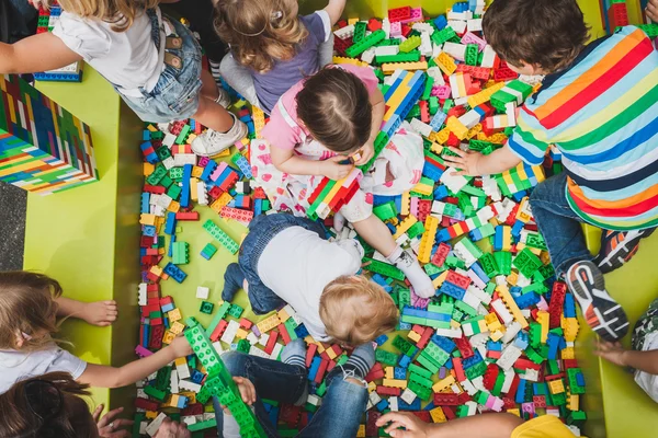 Los niños juegan con ladrillos de Lego en Milán, Italia —  Fotos de Stock