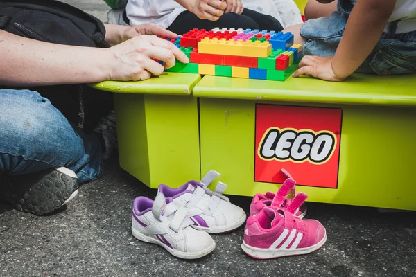 बच्चे मिलान, इटली में लेगो ईंटों के साथ खेलते हैं — स्टॉक फ़ोटो, इमेज