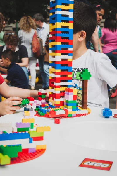 Crianças brincam com tijolos de Lego em Milão, Itália — Fotografia de Stock