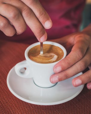 Masada bir fincan kahve.