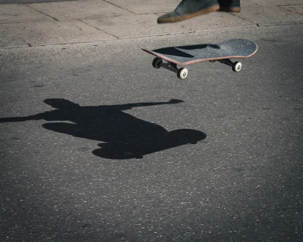 Detail of a guy performing a trick while skateboarding — Stock Photo, Image