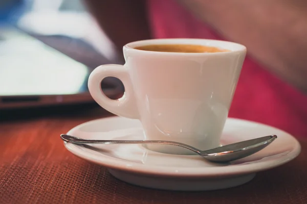 Kopp kaffe på ett bord — Stockfoto