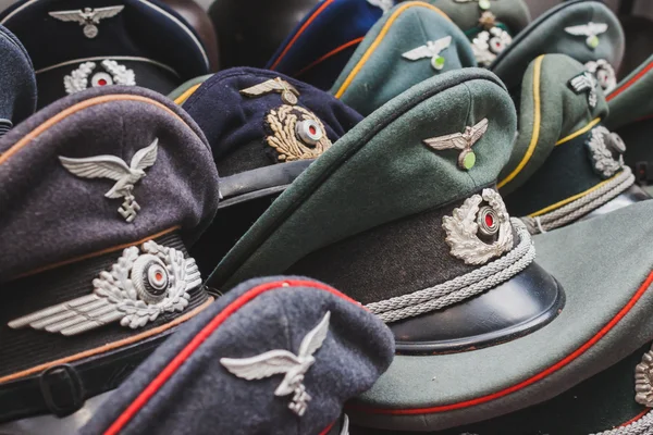 Exponen gorras de visera de la Wehrmacht en Militalia en Milán, Italia —  Fotos de Stock