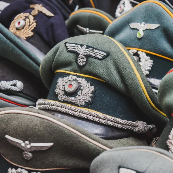 Exponen gorras de visera de la Wehrmacht en Militalia en Milán, Italia — Foto de Stock