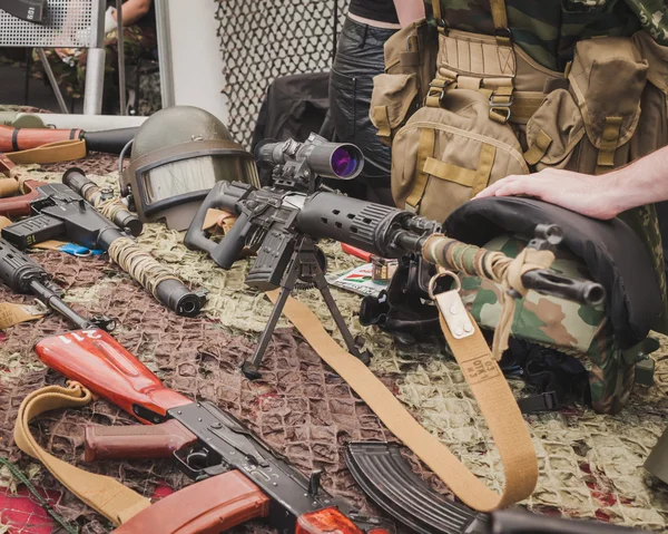 Soft air weapons on display at Militalia in Milan, Italy — Stock Photo, Image