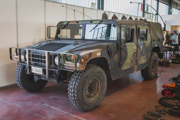 Humvee fahrzeug bei militalia in milan, italien — Stockfoto