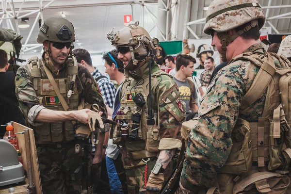 Pessoas de uniforme que visitam Militalia em Milão, Itália — Fotografia de Stock