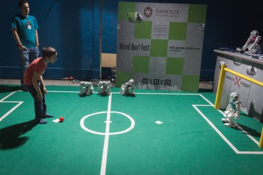 çocuğun futbol kablolu sonraki fest-Milan, İtalya, nao robot ile oynuyordu