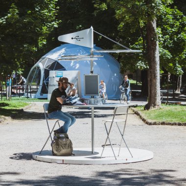 Milano, İtalya kablolu sonraki fest dışında oturan adam