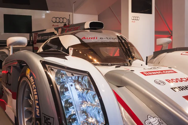 Автомобиль Audi e-tron quattro на выставке Wired Next в Милане — стоковое фото