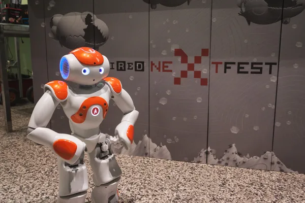 Nao robot op bekabelde volgende fest in Milaan, Italië — Stockfoto