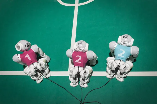 Nao robots opladen op bekabelde volgende fest in Milaan, Italië — Stockfoto