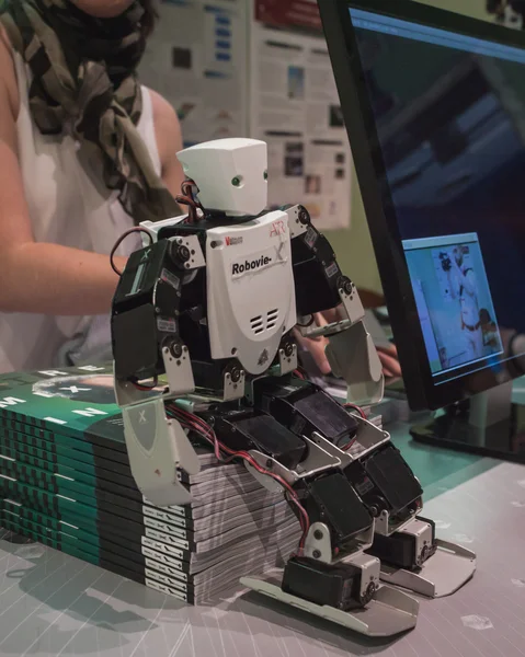 Robot op bekabelde volgende fest in Milaan, Italië — Stockfoto