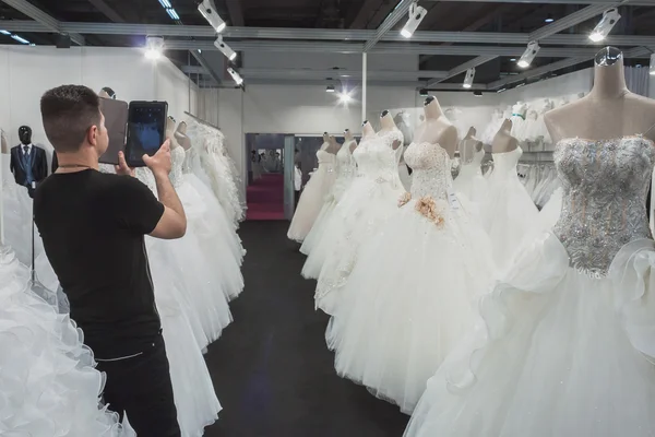 Wedding dresses on display at Si' Sposaitalia in Milan, Italy — Stock Photo, Image