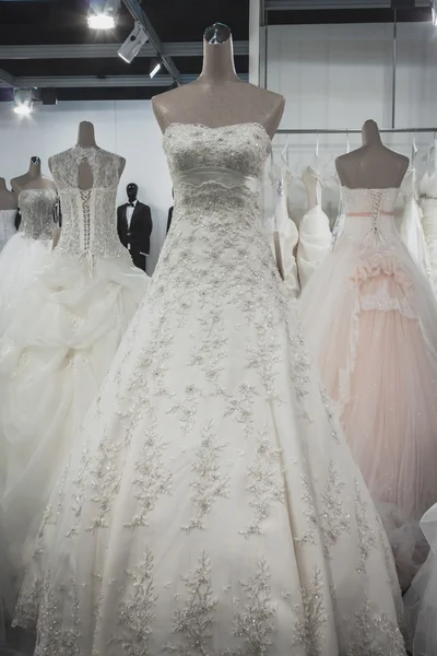 Wedding dresses on display at Si' Sposaitalia in Milan, Italy — Stock Photo, Image