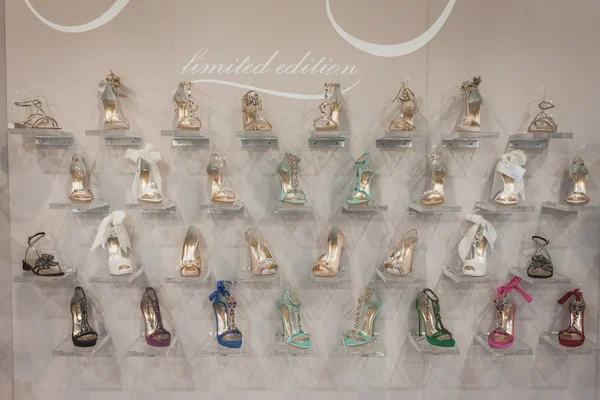 Elegante vrouwelijke schoenen tentoongesteld in si' sposaitalia in Milaan, Italië — Stockfoto
