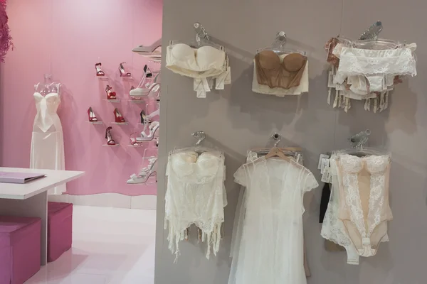 Kvinnliga underkläder på displayen på si' sposaitalia i Milano, Italien — Stockfoto