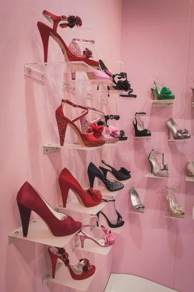 Elegant female shoes on display at Si' Sposaitalia in Milan, Italy — Stock Photo, Image