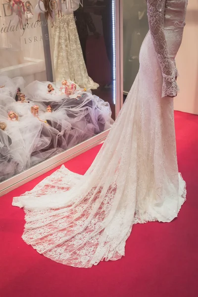 Detail of a beautiful wedding dress at Si' Sposaitalia in Milan, Italy — Stock Photo, Image