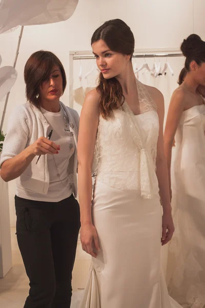 Modelka w sukni ślubnej w Si 'Sposaitalia w Mediolanie, Włochy — Zdjęcie stockowe