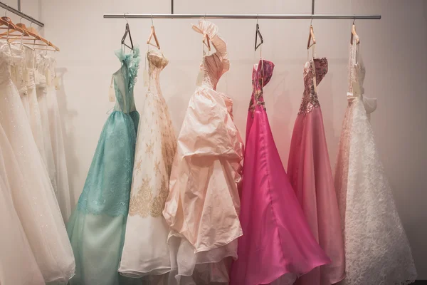 Елегантного церемонії сукні на дисплеї на Сі ' sposaitalia в Мілані, Італія — стокове фото