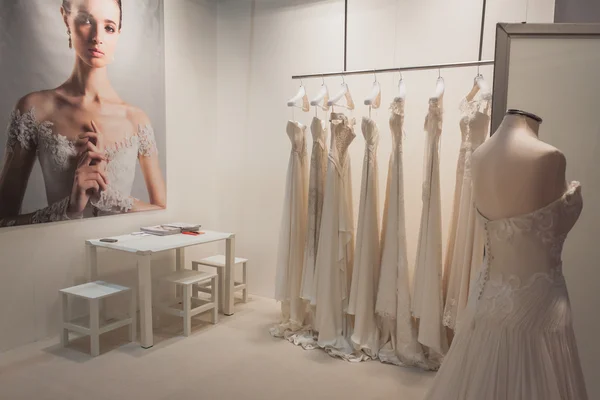 Elegant ceremony dresses on display at Si' Sposaitalia in Milan, Italy — Stock Photo, Image