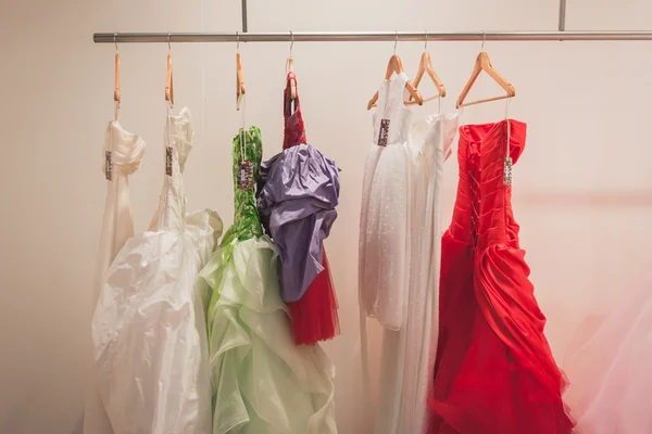 エレガントなセレモニー ドレス si で ' ミラノ、イタリアの sposaitalia — ストック写真
