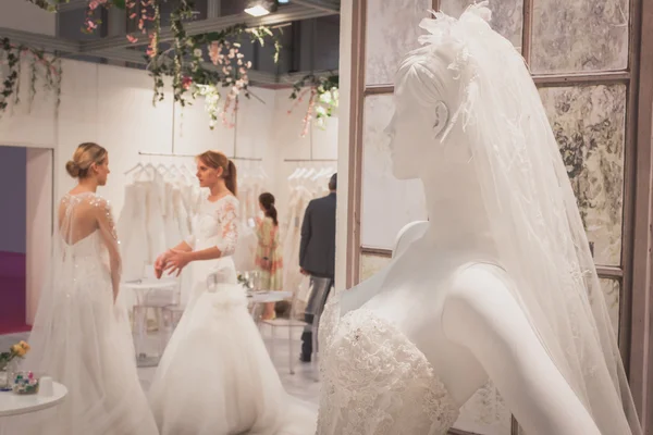 Wedding dress on display at Si' Sposaitalia in Milan, Italy — Stock Photo, Image