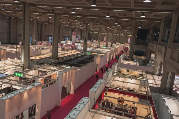 Vue de dessus des cabines et des personnes à Si 'Sposaitalia à Milan, Italie — Photo