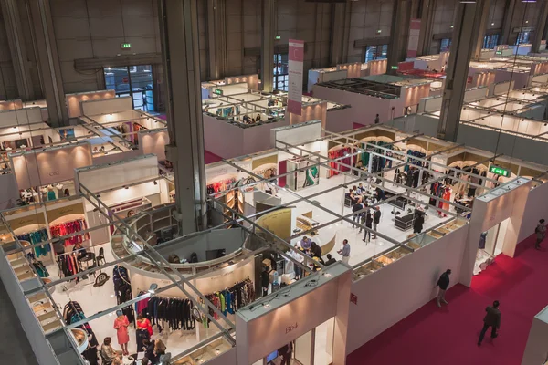 Vista dall'alto degli stand e delle persone di Si 'Sposaitalia a Milano — Foto Stock