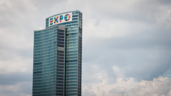 Rascacielos con logotipo de la Expo en Porta Nuova en Milán, Italia — Foto de Stock