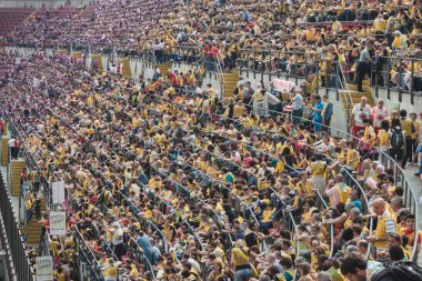50.000 gençler san siro Stadyumu Milan, İtalya, dini bir tören katılın