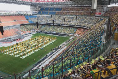50.000 gençler san siro Stadyumu Milan, İtalya, dini bir tören katılın