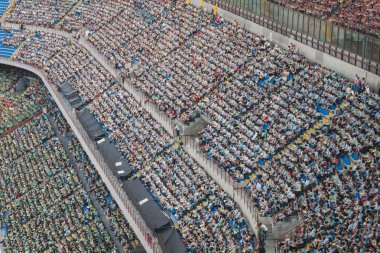 50.000 gençler san siro Stadyumu Milan, İtalya, dini bir tören katılın