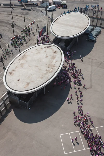 50.000 ragazzi partecipano a una cerimonia religiosa allo stadio San Siro di Milano — Foto Stock