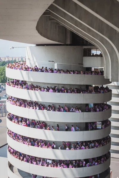 50.000 ungdomar delta i en religiös ceremoni på san siro-stadion i Milano, Italien — Stockfoto
