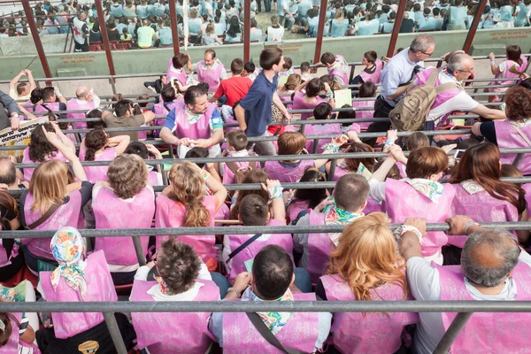 50.000 teenagers take part in a religious ceremony at San Siro stadium in Milan, Italy — Stock Photo, Image