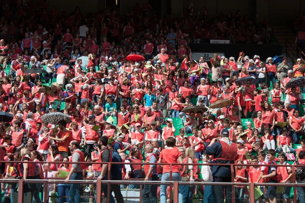 50.000 ragazzi partecipano a una cerimonia religiosa allo stadio San Siro di Milano — Foto Stock