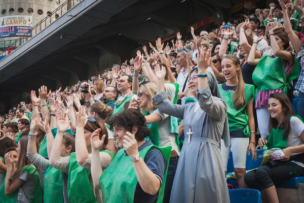 50.000 ragazzi partecipano a una cerimonia religiosa allo stadio San Siro di Milano — Foto Stock