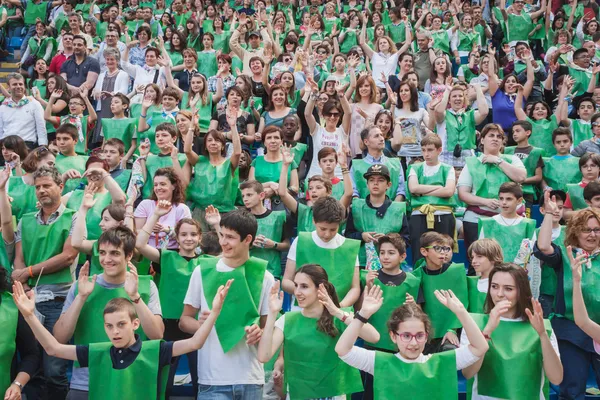 50.000 teenagers take part in a religious ceremony at San Siro stadium in Milan, Italy — Stock Photo, Image